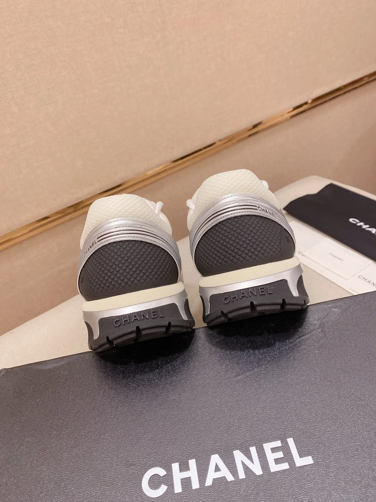Factory price: 620💰 Chanel Chanel - 2026 counter top casual sports shoes This classic design; the upper is electro-embroidered with a variety of techniques; the outsole is fashionable and sporty; the extraordinary inclusion of a variety of color matching elements... The diversified mix and match is very beautiful and versatile, casual, fashionable, sports and outdoor can be taken into account... ꫛꫀꪝ Go➫ Material: ❶Upper is made of: Original imported high-mercerized smooth cow suede + special anti-mesh fabric ❷Inner use: original imported breathable mesh ❸Outsole based on: original TPU combination outsole Full set of boutique packaging for women 35–41 men 38-45